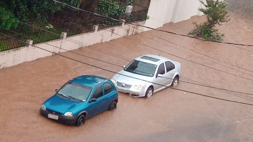 Rua Octaviano Teixeira dos Santos, em Francisco Beltrão, ficou coberta de água — Foto: Roberto PG