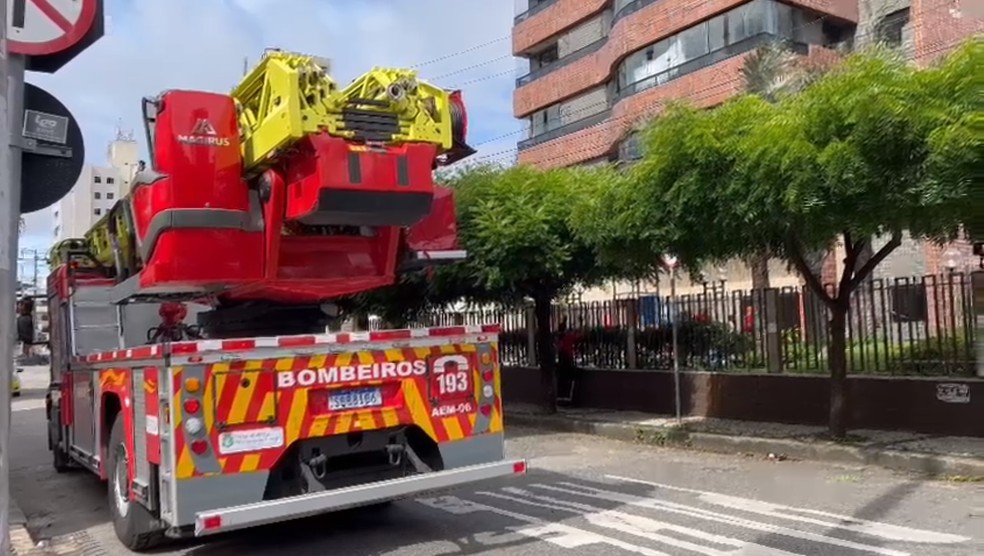 Corpo de Bombeiros debelou incêndio em apartamento no Bairro Aldeota, em Fortaleza. — Foto: Reprodução