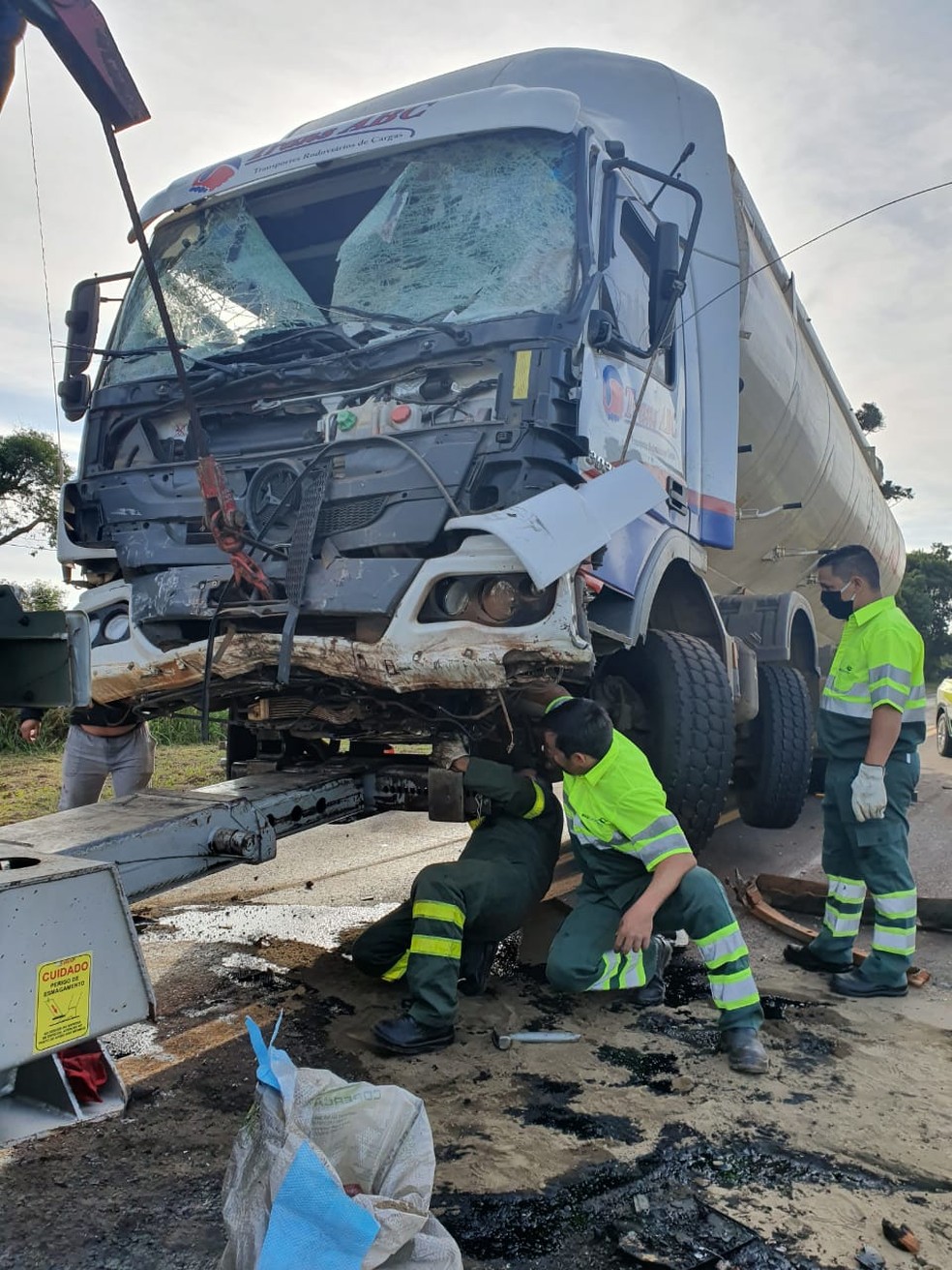 PRF informou que motorista de um furgão sofreu mal súbito e perdeu o controle da direção, batendo contra um caminhão que trafegava no sentido contrário — Foto: Raquel Moraes/RPC