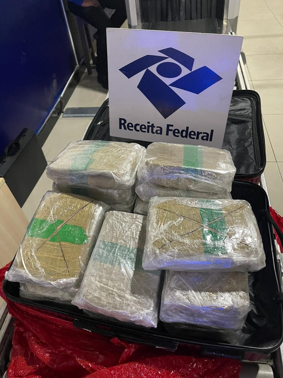 Mala com drogas no Aeroporto de Manaus