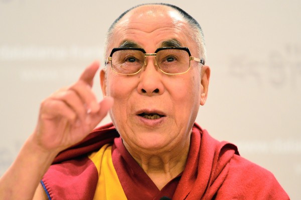 Ok, Tenzin Gyatso, o 14º e atual Dalai Lama, não é um astro de Hollywood, mas ele influencia muita gente mundo afora. O líder do budismo tibetano já se declarou feminista e pronto a lutar pelos direitos das mulheres. (Foto: Getty Images)