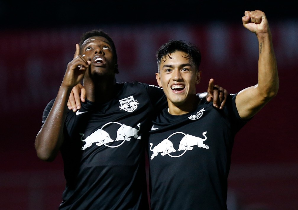 Hurtado e Cuello comemoram gol do Bragantino contra o Mirassol — Foto: Ari Ferreira/Red Bull Bragantino