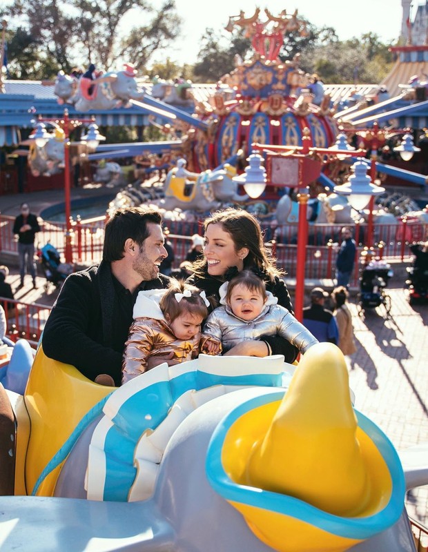 Fabiana Justus e Bruno D Ancona com as gêmeas, Chiara e Sienna, na Disney (Foto: Fotos em Orlando)