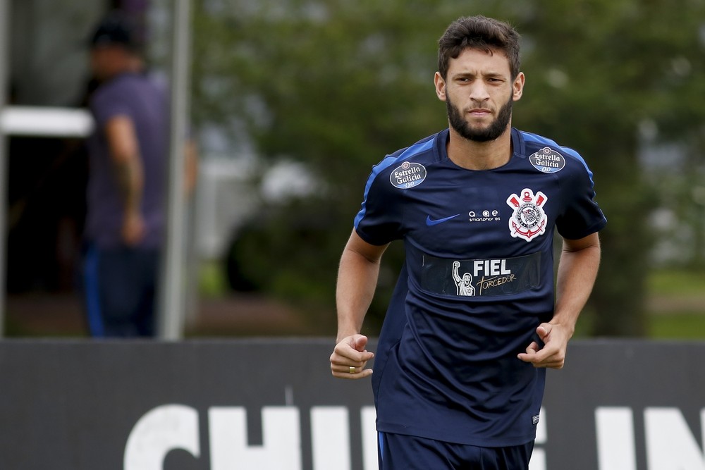 Após assinar com o Corinthians, Juninho Capixaba festeja: 