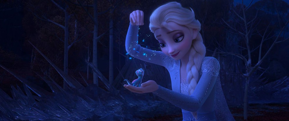 Elsa e a salamandra em cena de 'Frozen 2' — Foto: Divulgação/Disney