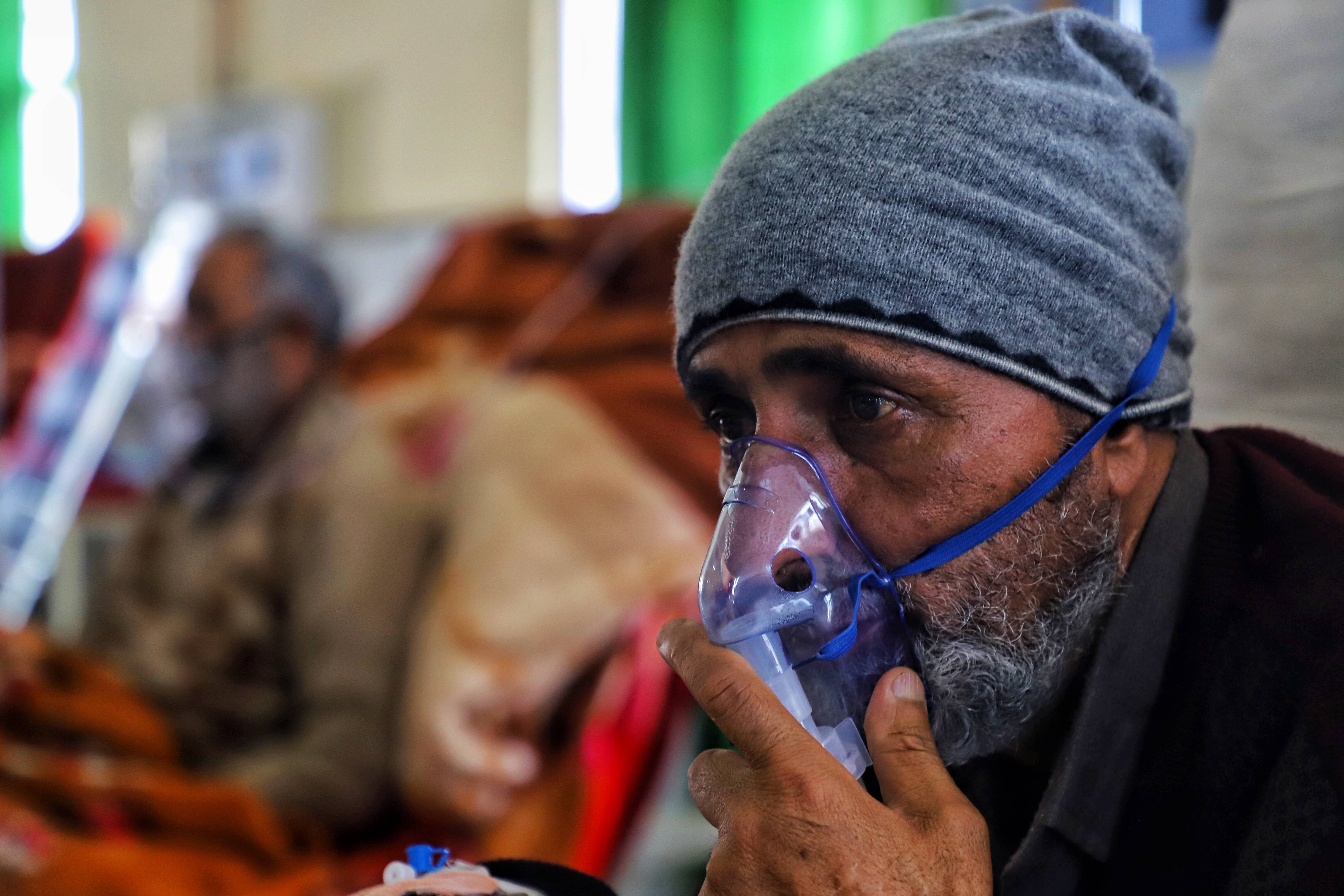 A man with breathing problem recives oxygen support at a COVID-19 Coronavirus Hospital in Sopore, District Baramulla, Jammu and Kashmir, India on 29 April 2021. In the Union Territory of Jammu and Kashmir, complete lockdown to be imposed in eleven distric (Foto: NurPhoto via Getty Images)
