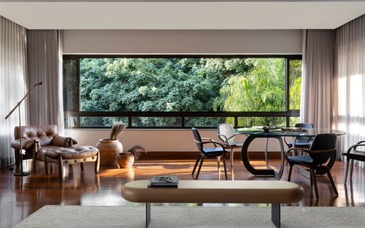 Décor do dia: living com peças de design assinado e vista para a copa ...