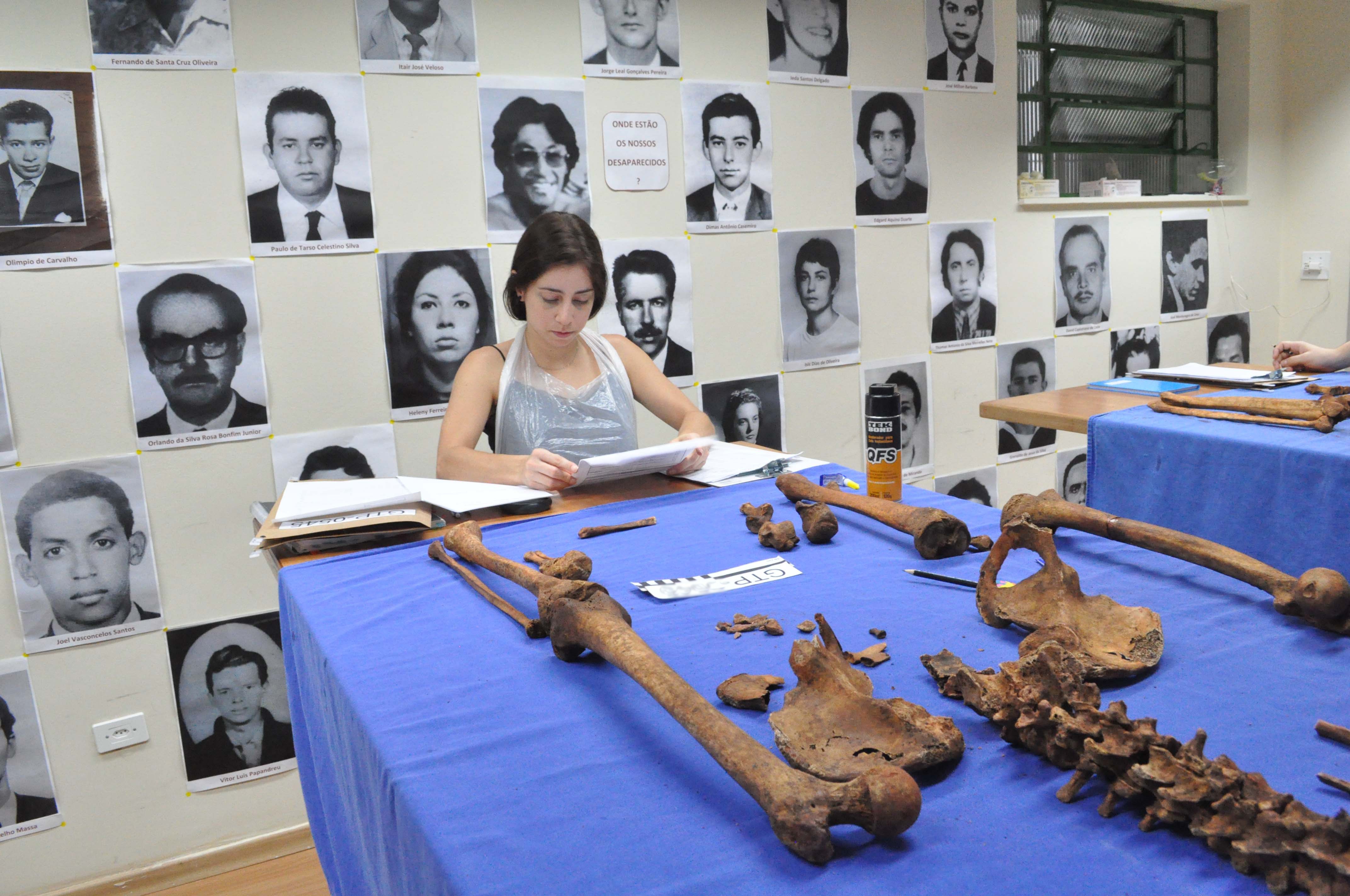Análise das ossadas da vala clandestina de Perus no CAAF (Foto: Divulgação/Prefeitura de São Paulo)