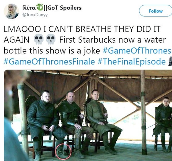 Um fã da série Game of Thrones lamentando a suposta presença de uma garrafa de plástico no último episódio da temporada final da produção (Foto: Reprodução)