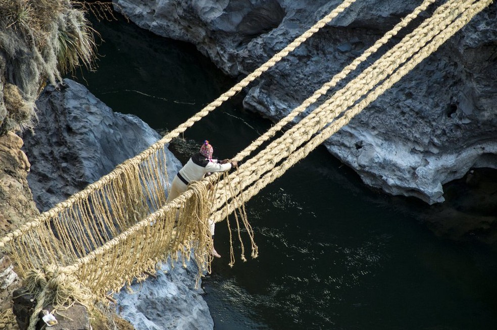 A ponte Q'eswachaka, feita de cordas tecidas à mão, existe há pelo menos 600 anos. — Foto: Jordi Busqué