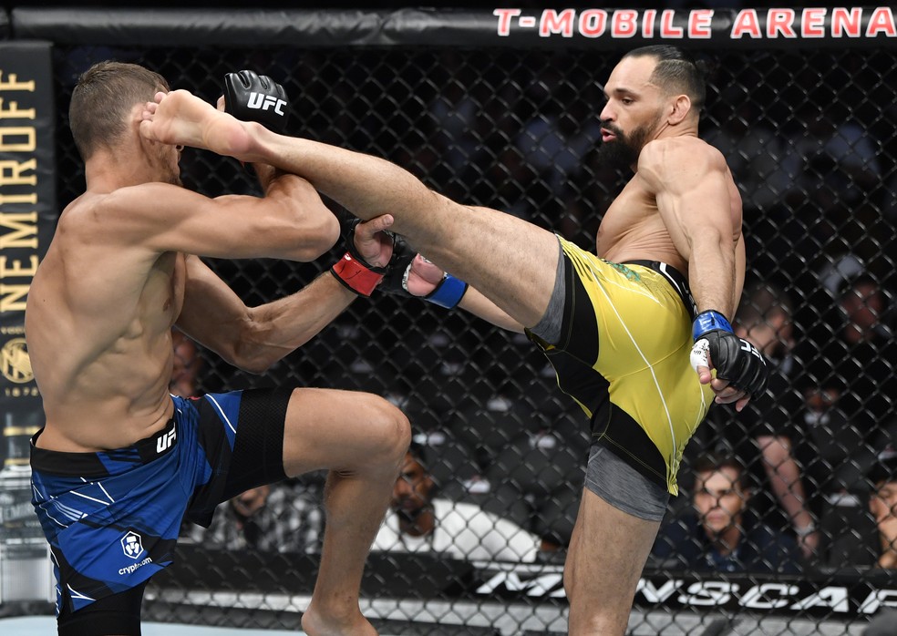 Michel Pereira dominou Niko Price nos dois primeiros rounds no UFC 264 — Foto: Getty Images