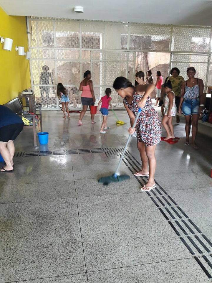 Limpeza na Biblioteca Parque de Manguinhos, feita por responsáveis e alunas do Ballet Manguinhos — Foto: Divulgação