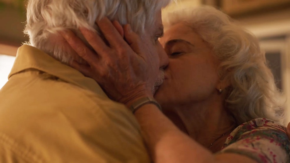 Em 'Um Lugar ao Sol', Noca (Marieta Severo) beija Aníbal (Reginaldo Faria) — Foto: Globo