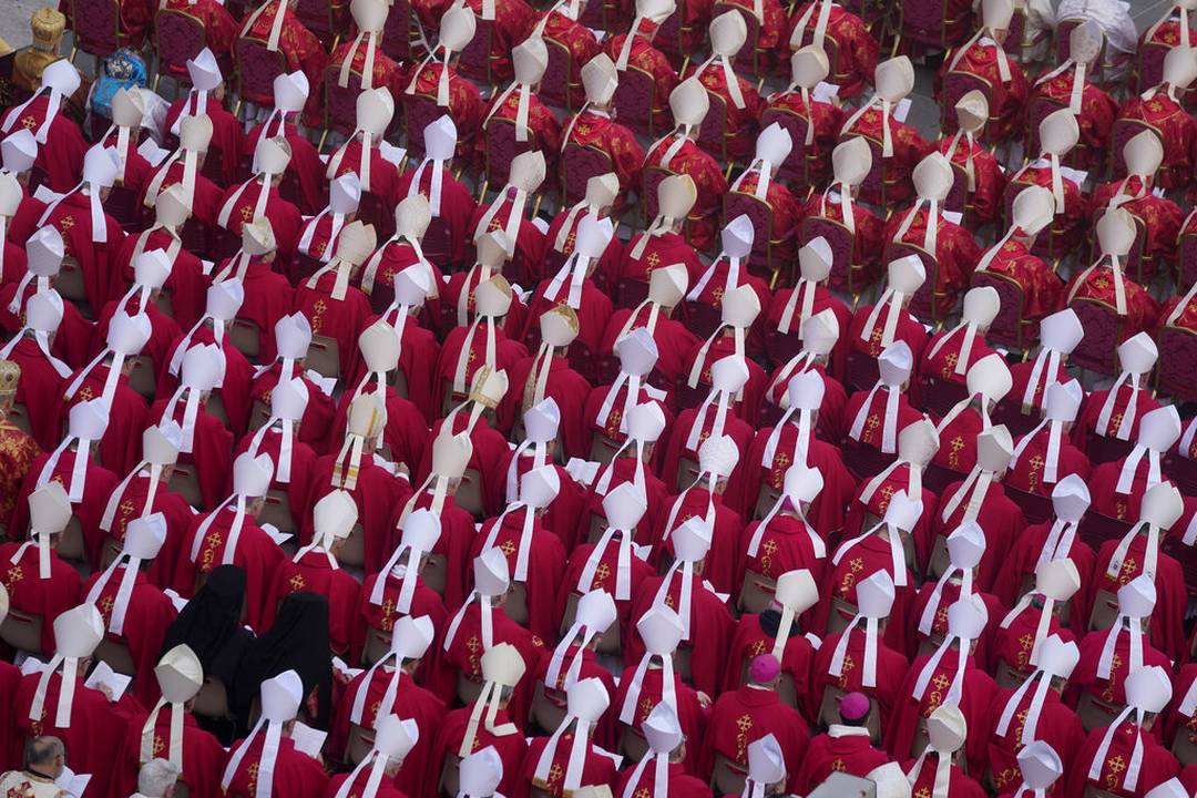 Membros da igreja católica durante funeral de Bento XVI, no Vaticano, em 5 de janeiro de 2022. 
