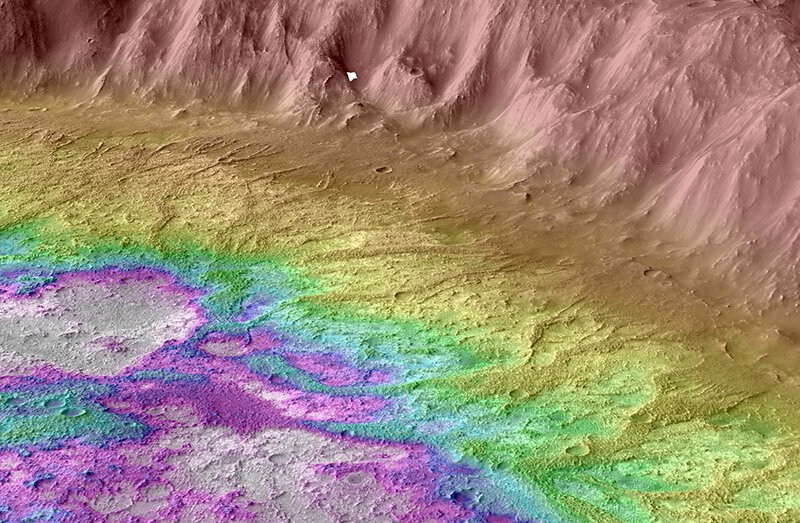 Mapa topográfico da cratera; em amarelo escuro estão as cristas elevadas; em branco, a área onde água teria se acumulado  (Foto: Divulgação/Brown University/MRO)
