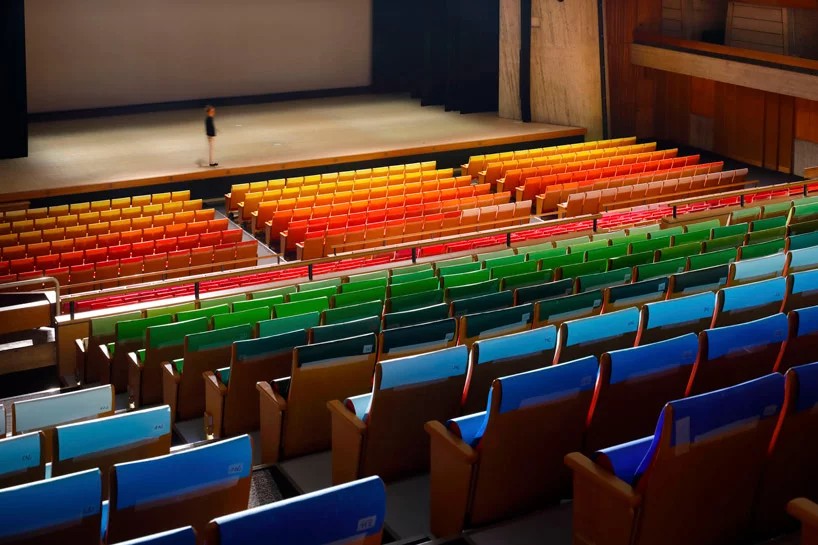 1000 tons colorem assentos de auditório no Japão (Foto: Divulgação)