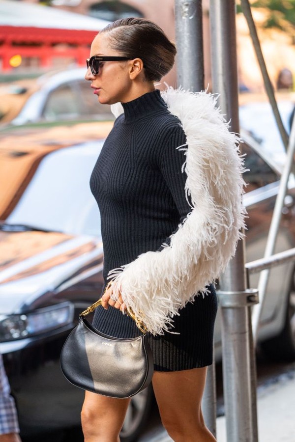 Lady Gaga em New York City com vestido tubinho preto e echarpe de plumas brancas (Foto RCF/MEGA/GC Images) 
