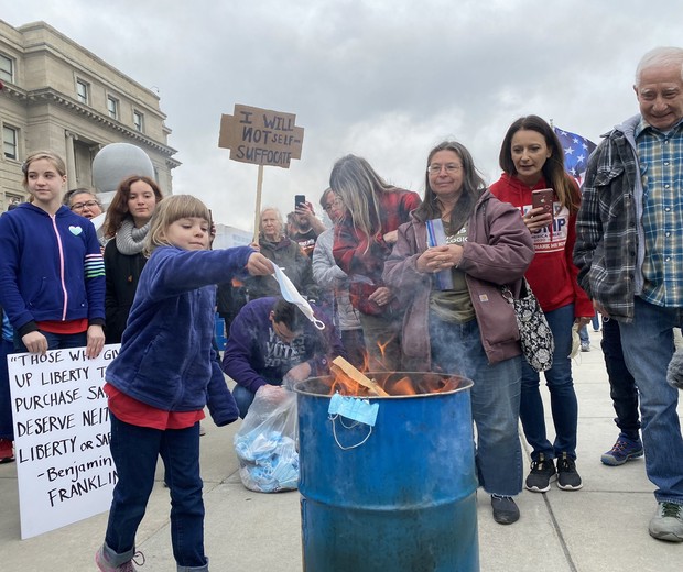 Crianças queimam máscaras em protesto em Idaho, nos EUA (Foto: Reprodução/Twitter/Sergio Olmos)