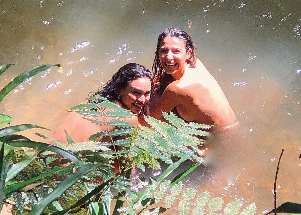 Giovana Cordeiro e Rayssa Bratillieri fazem topless em Lumiar, na região serrana do Rio de Janeiro (Foto: Reprodução/Instagram)