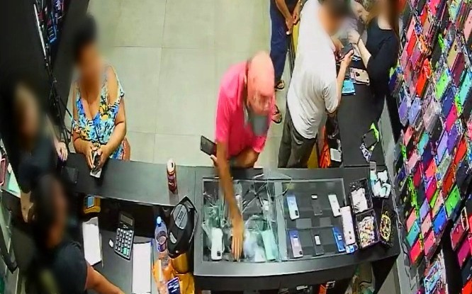 VÍDEO: cliente quebra vitrine de loja ao discordar de atendentes e causa prejuízo de quase R$ 10 mil
