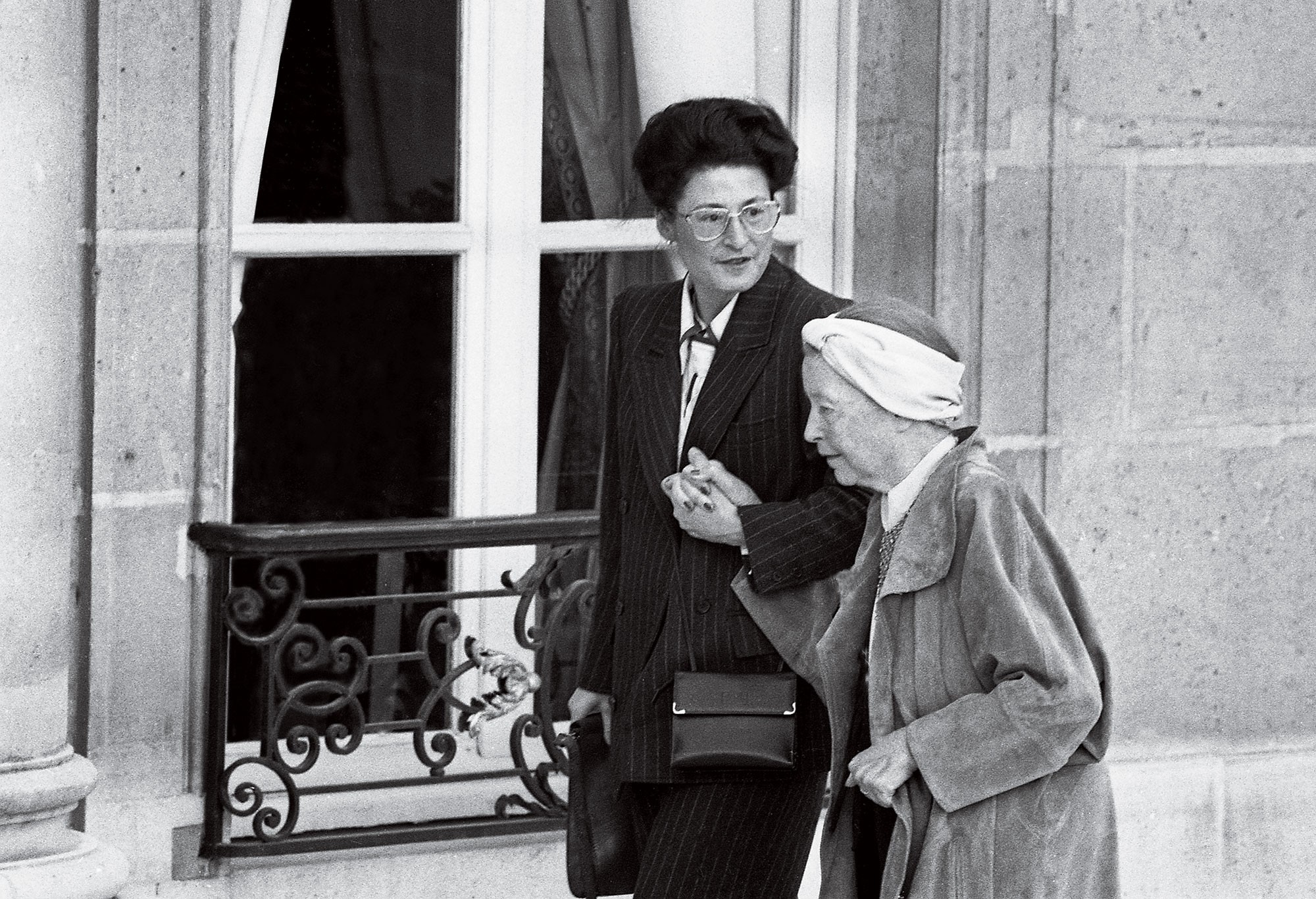 Simone de Beauvoir e Sylvie Le Bon chegam ao Palácio do Élysée, em Paris, para encontro com o presidente François Mitterrand, em 1985 (Foto: Getty Images)