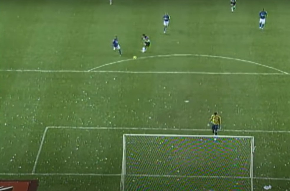 "Gol de costas" de Vanderlei em Fábio; Atlético-MG x Cruzeiro em 2007 — Foto: TV Globo