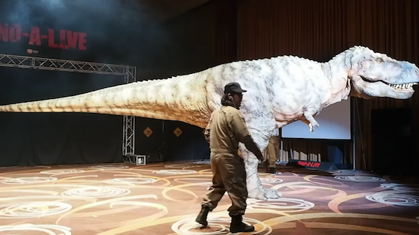 O dinossauro construído para o parque japonês (Foto: YouTube)