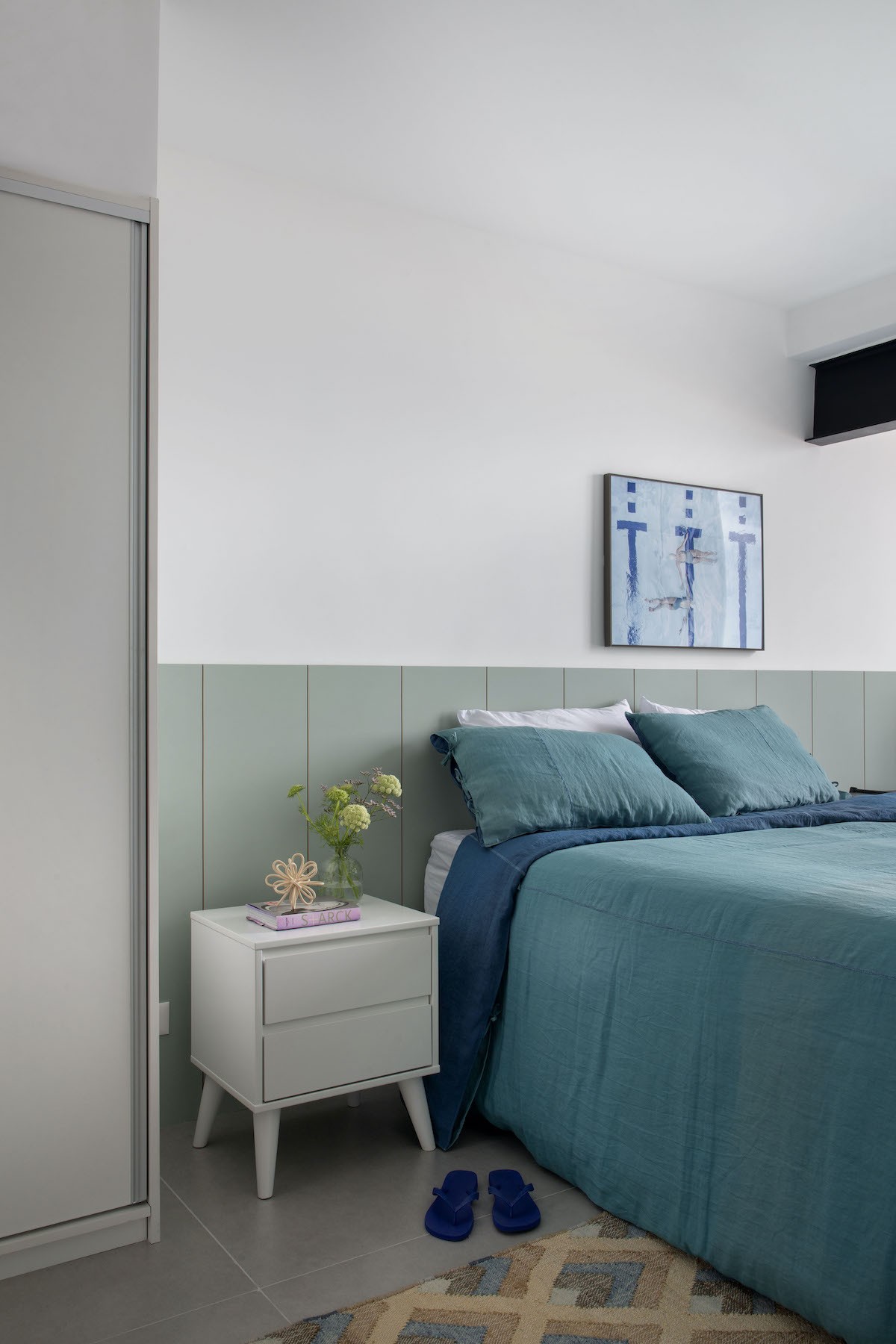 QUARTO | A roupa de cama da Paramento acompanha o azul da decoração. Mesa lateral é do LZ Studio e luminária de mesa de RicMeloDesign (Foto: Denilson Machado / MCA / Divulgação | Produção / Andréa Falchi)