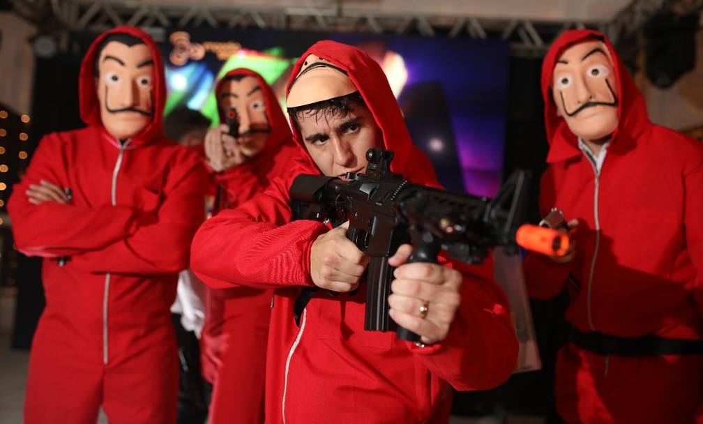 Noivo e padrinhos se fantasiaram dos personagens da sÃ©rie 'La Casa de Papel' (Foto: Charles ProduÃ§Ãµes)