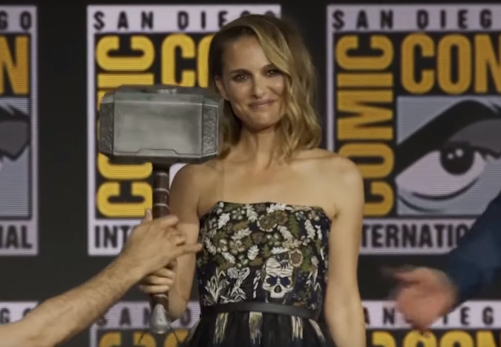 Natalie Portman com a Mjolnir na San Diego Comic-Con 2019 (Foto: reprodução)