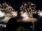 Fogos de artifício iluminam os céus da Baixada Santista na virada para 2015