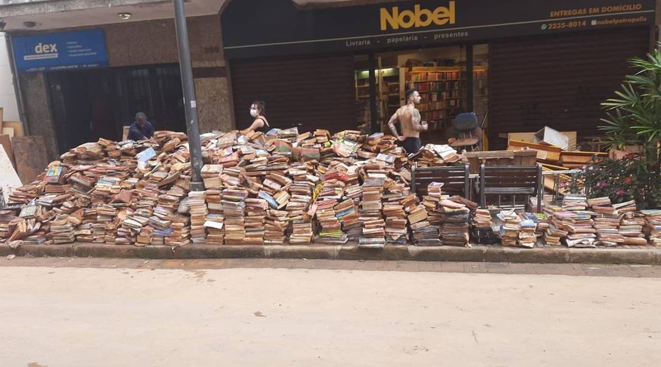 Livraria Nobel de Petrópolis foi atingida pelas chuvas (Foto: Reprodução/Redes sociais)