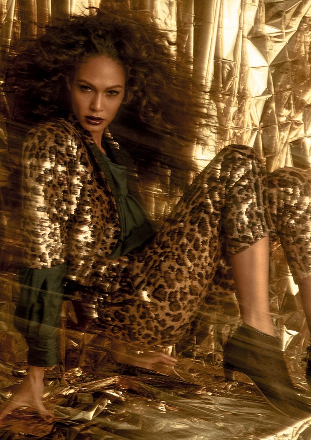 Jaqueta e calça, ambas Dolce & Gabbana; camisa, Isabel Marant. Sapatos, Dior. (Foto: Zee Nunes)