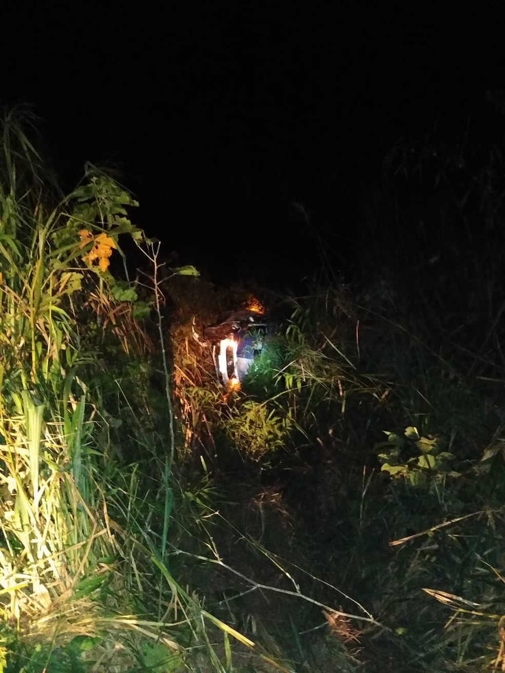 Um dos suspeitos capotou o carro roubado na fuga e foi preso — Foto: Polícia Militar/Divulgação