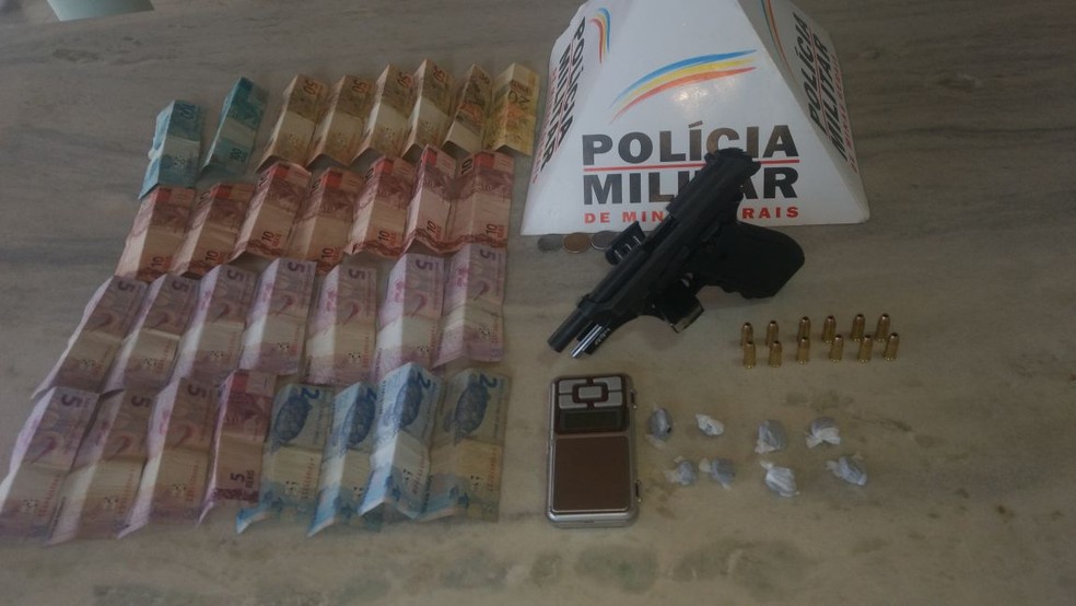 Dois rapazes, de 20 e 23 anos, foram presos com arma, munições e drogas, nesse sábado (2), em Taiobeiras.  (Foto: Polícia Militar/Divulgação)
