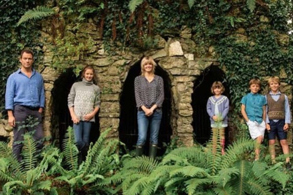 Dominic West, Catherine FitzGerald e os quatro filhos deles (Foto: Reprodução / Instagram)