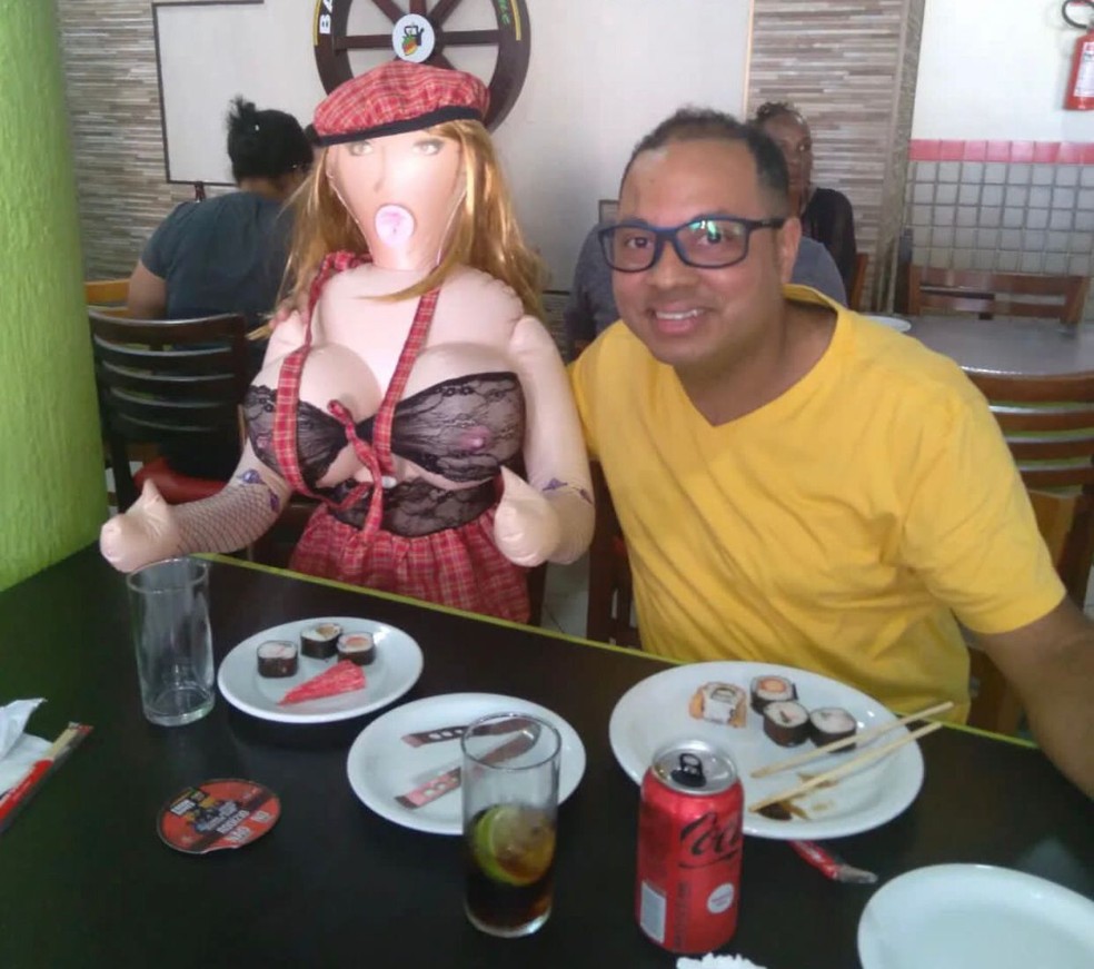 Cantor viraliza na BA após levar boneca inflável de R$ 300 para almoço de Dia dos Namorados
