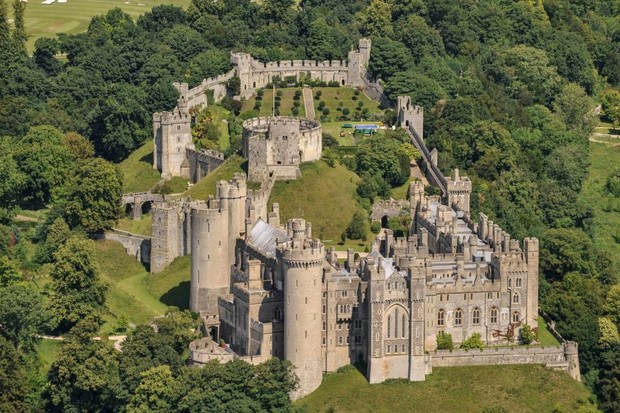 WEST SUSSEX, ENGLAND JULY 2017- Aerial Photograph of the grade 1 listed Arundel Castle on July 4, 2017. This remodelled mediaeval Castle dates back to the 11th century, it has  been the home of the Dukes of Norfolk for 400 years, it is located 3 miles nor (Foto: Getty Images)
