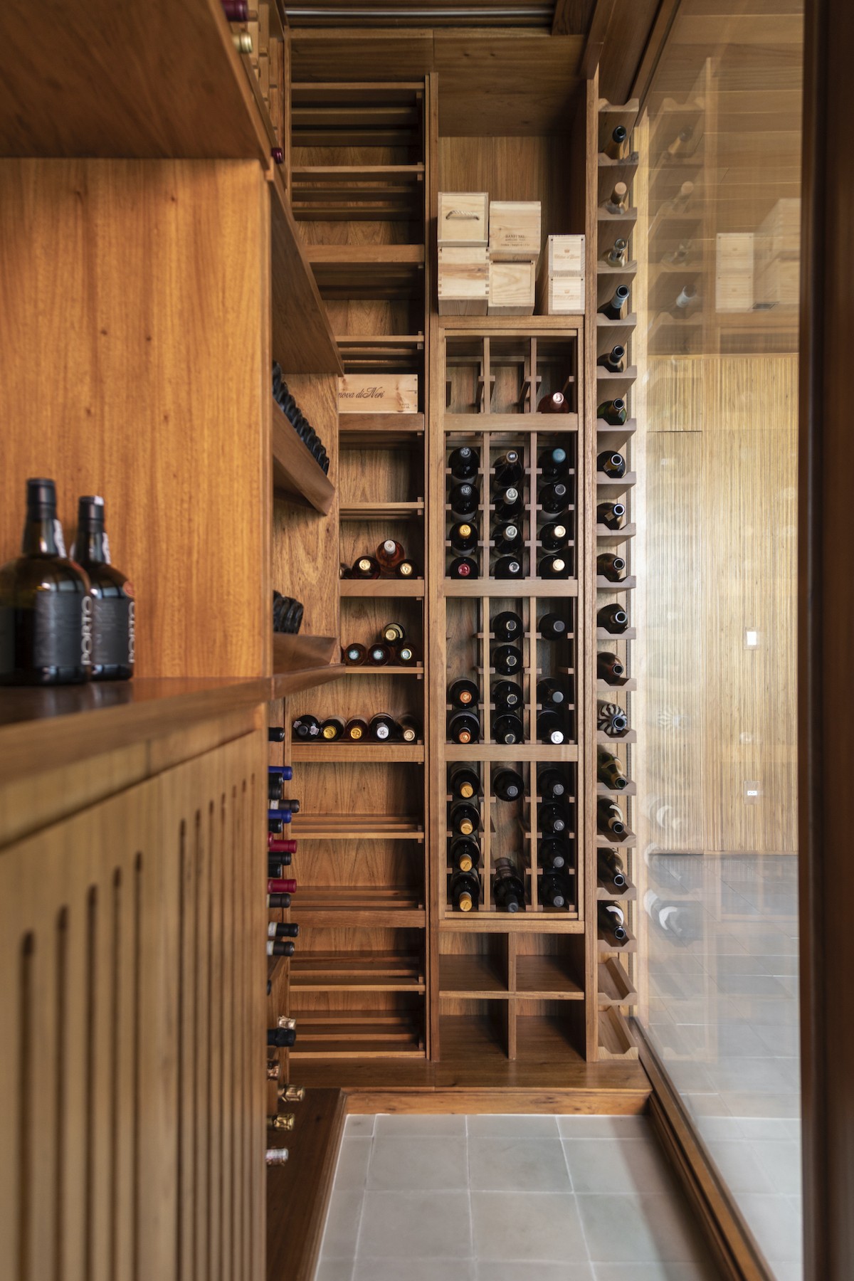 ADEGA | A adega abriga coleção de vinhos do casal e ainda tem um espaço de apoio para o bar (Foto: Divulgação / Evelyn Müller  )