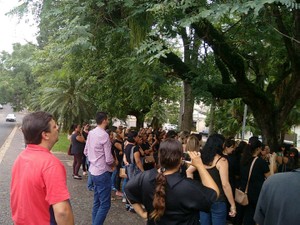 Protesto reuniu cerca de 100 pessoas (Foto: Vinícius Figueiroa/Cedida)