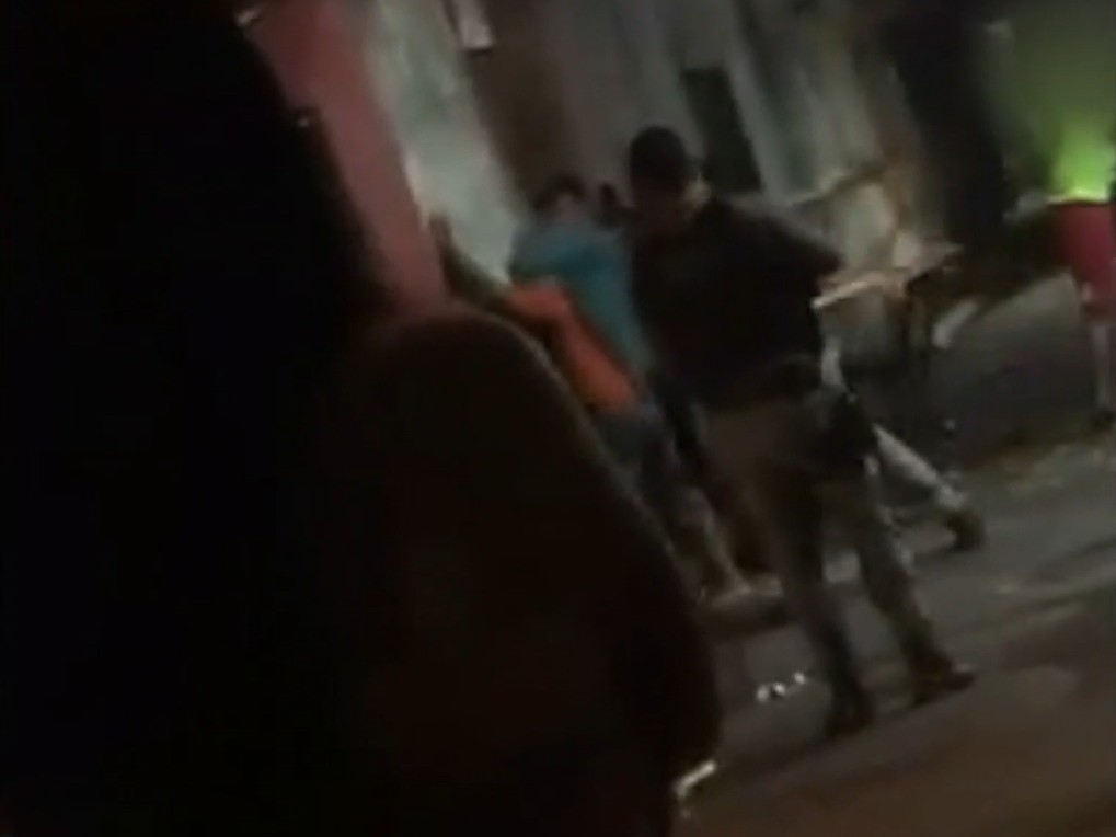 VÍDEO: Policial militar bate com cadeira de madeira nas costas de homem durante abordagem em conveniência em Natal