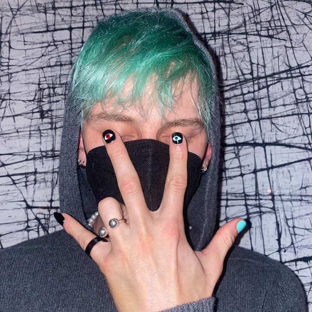 Homens com unhas pintadas  (Foto: Reprodução/Instagram)