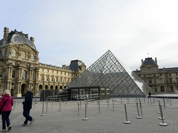 Entrada do museu do Louvre na manhã deste sábado (14), após os ataques da véspera na capital francesa (Foto: AFP)