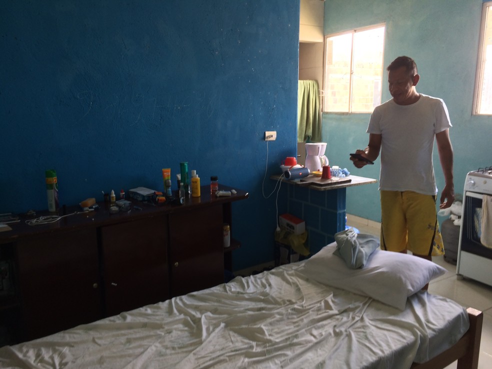 O venezuelano Yoel Vera, que antes dividia apartamento com os outros refugiados, decidiu alugar e pagar sozinho um local para ele em Campina Grande — Foto: Érica Ribeiro/G1