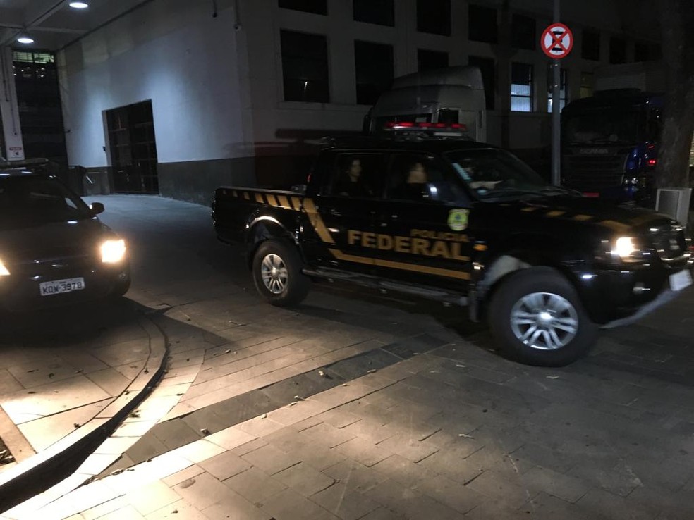 Carros da PF estão nas ruas para cumprir mandados — Foto: Pedro Figueiredo / TV Globo