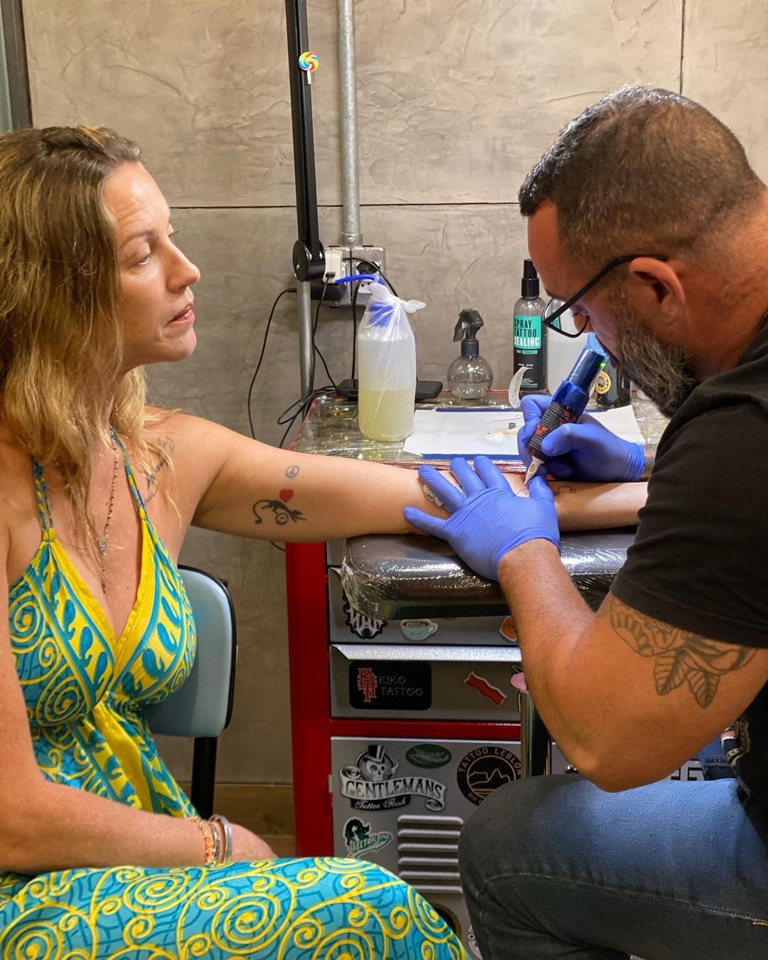 Luana Piovani fazendo tatuagem no braço — Foto: Reprodução/Instagram