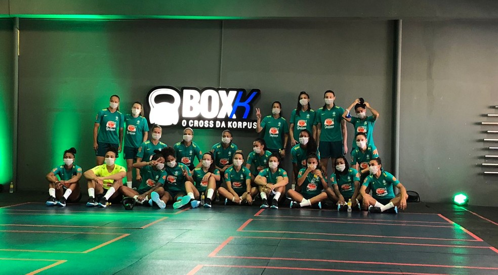 Sele&ccedil;&atilde;o feminina em sua primeira atividade em Jo&atilde;o Pessoa, em uma academia da cidade &mdash; Foto: Divulga&ccedil;&atilde;o / FPF-PB