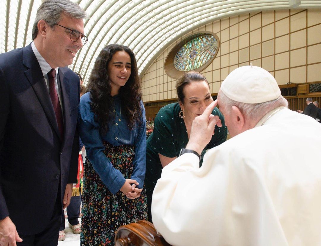 O papa Francisco e Maria Beltrão (Foto: Reprodução Instagram)