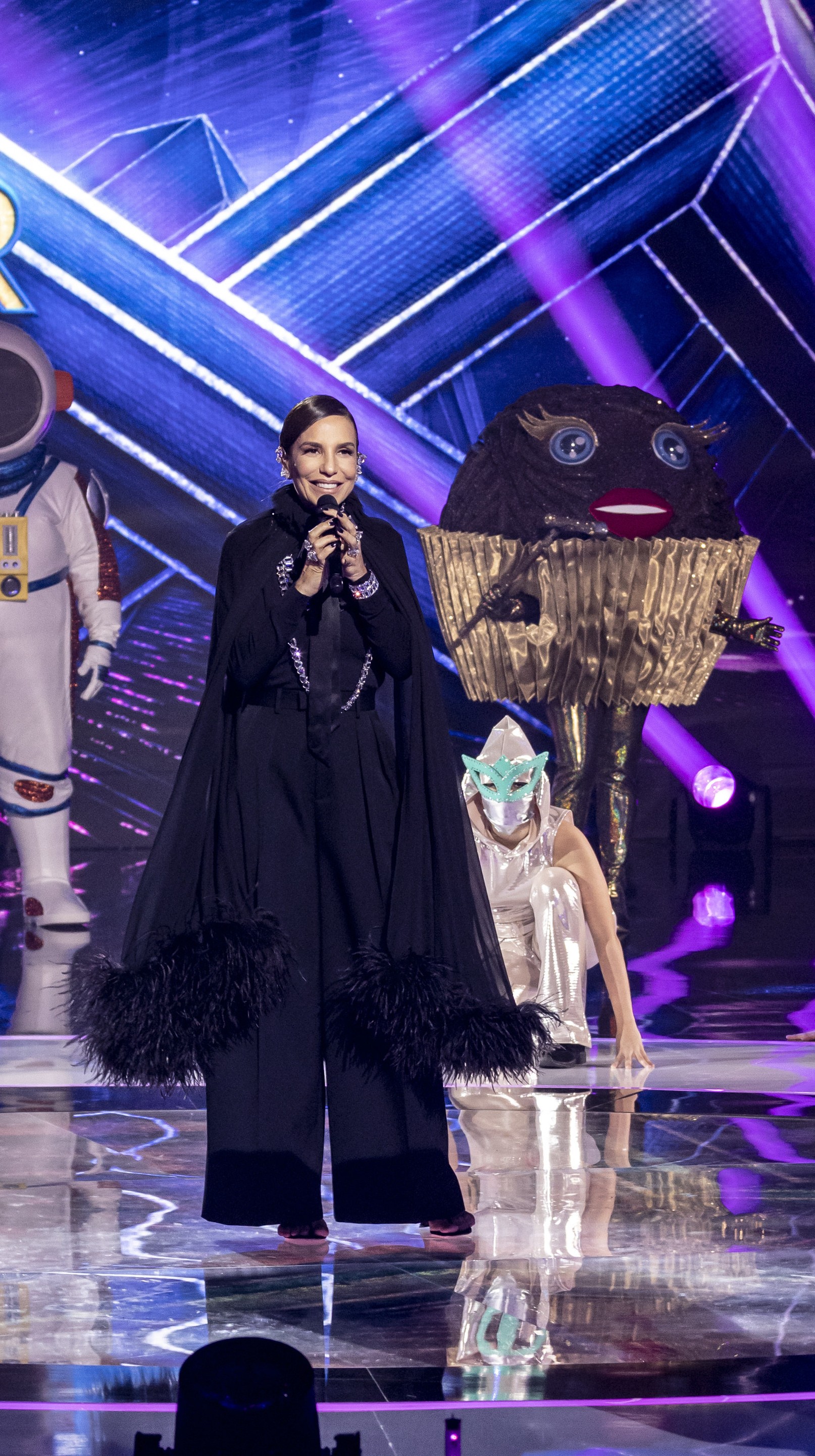 Veja detalhes de looks glamourosos na estreia do 'The Masked Singer