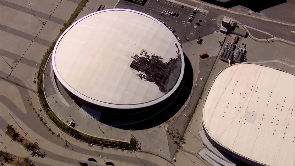 Imagem aérea do Globocop mostra teto do Velódromo danificado (Foto: Reprodução / TV Globo)